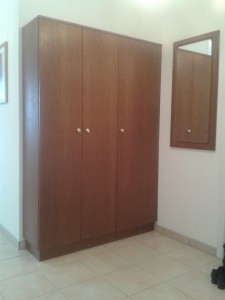 Kleiderschrank 1